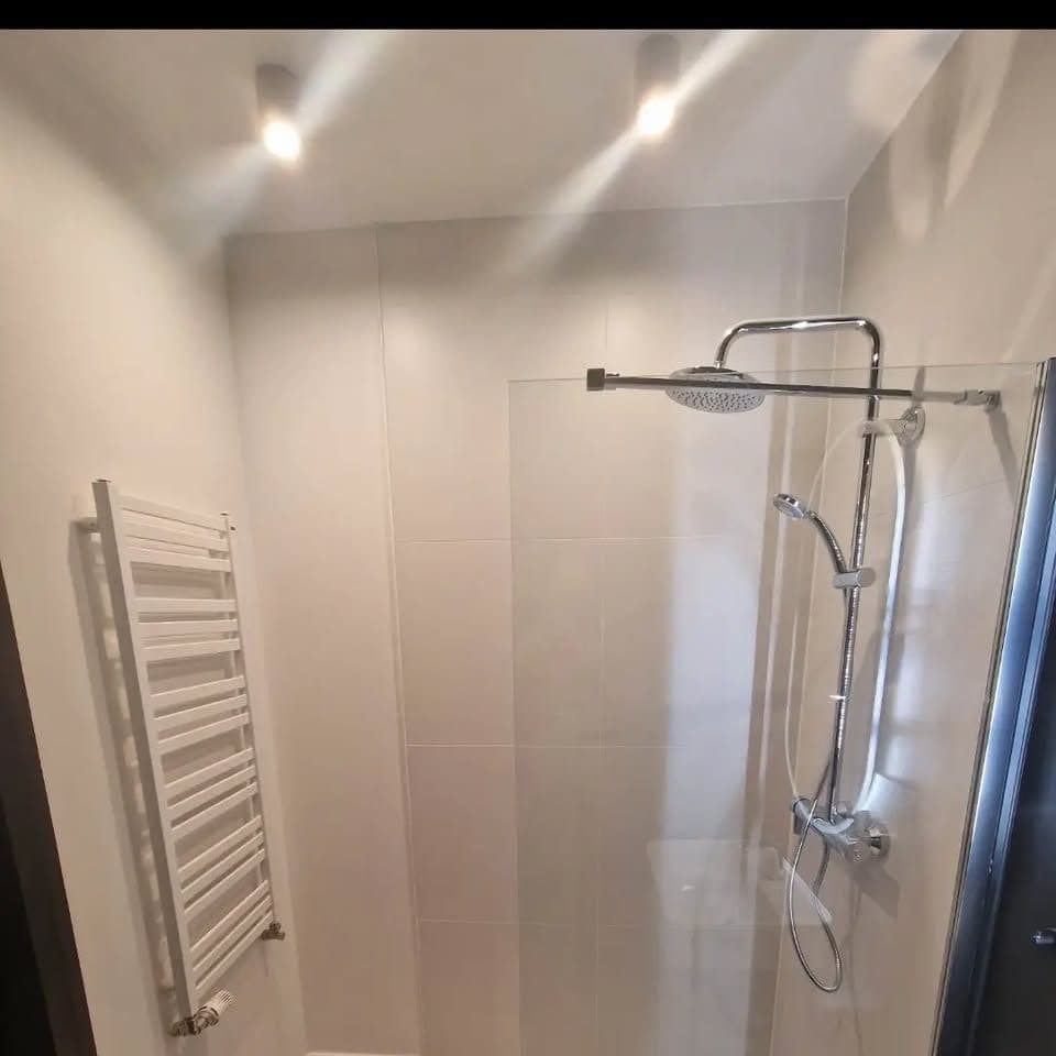 Nowoczesny prysznic walk-in z deszczownicą